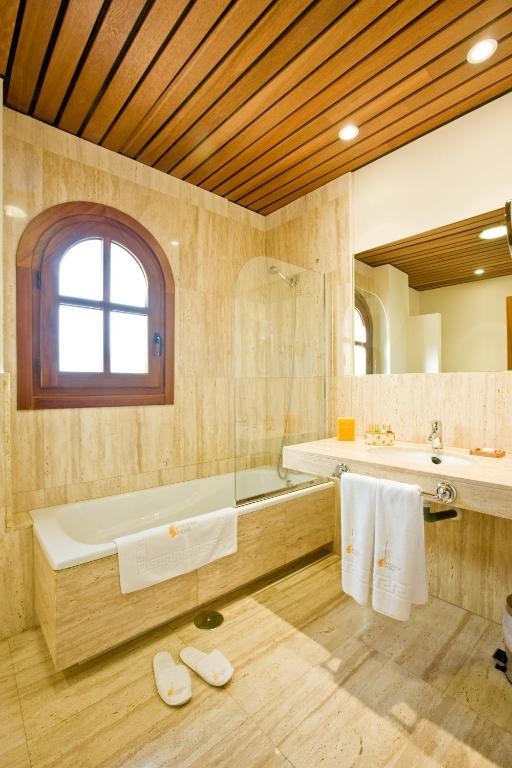 Argamasilla de Alba Bodegas Hacienda Albaeゲストハウス 部屋 写真